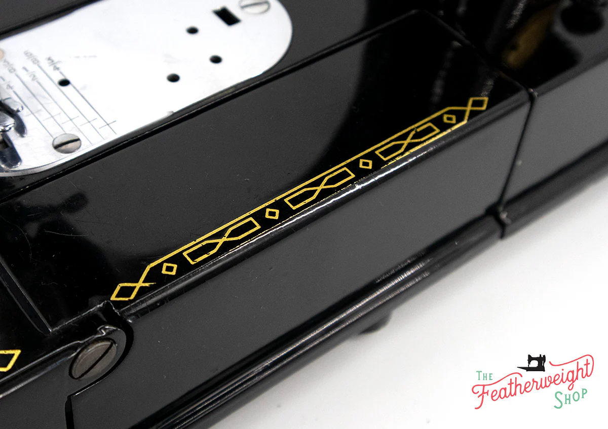 Singer Featherweight 222K Sewing Machine EM960*** - Image 11