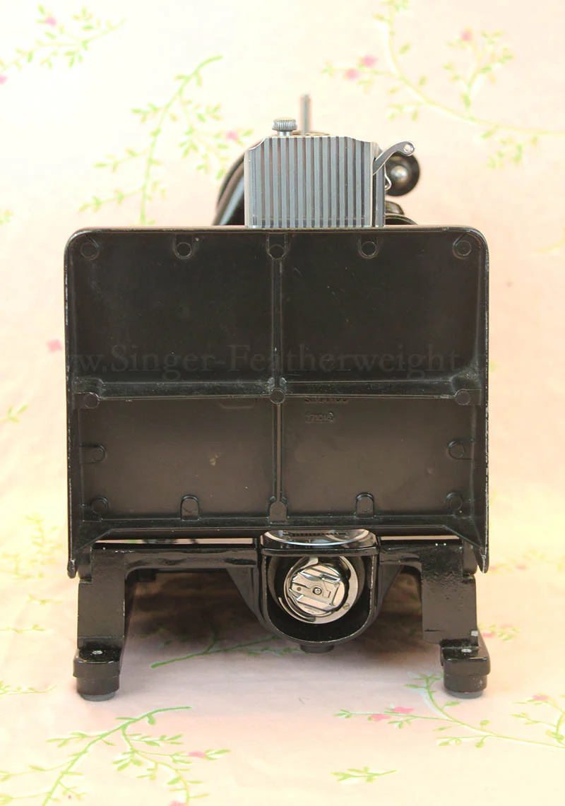 Singer Featherweight 222K Sewing Machine EM961*** - Image 5
