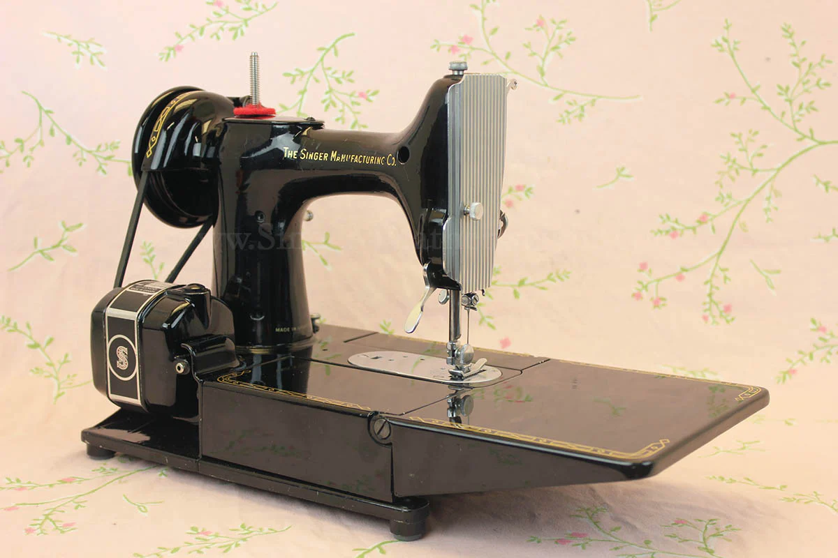 Singer Featherweight 222K Sewing Machine EM961*** - Image 6