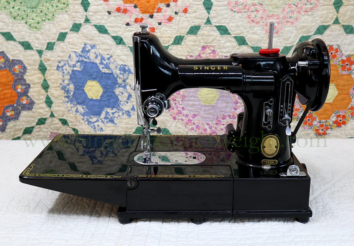 Singer Featherweight 222K Sewing Machine EM9611** - Image 2