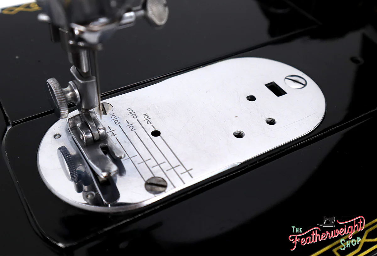 Singer Featherweight 222K Sewing Machine EM9612** - Image 16
