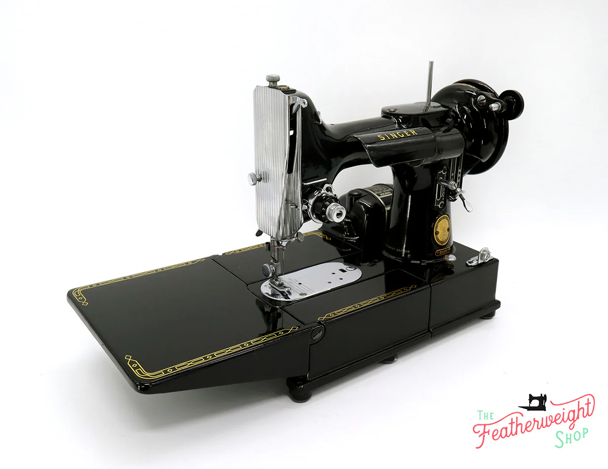 Singer Featherweight 222K Sewing Machine EM9612** - Image 4