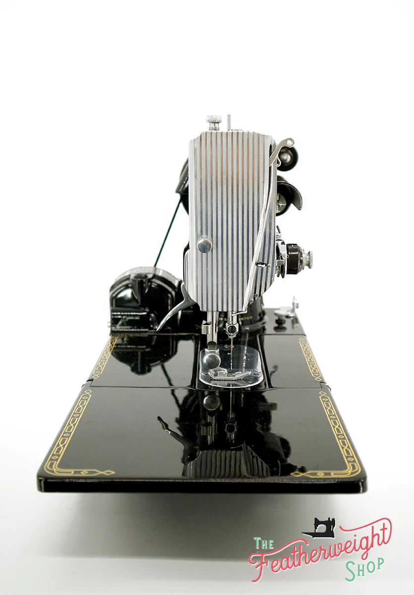 Singer Featherweight 222K Sewing Machine EM9618** - Image 4