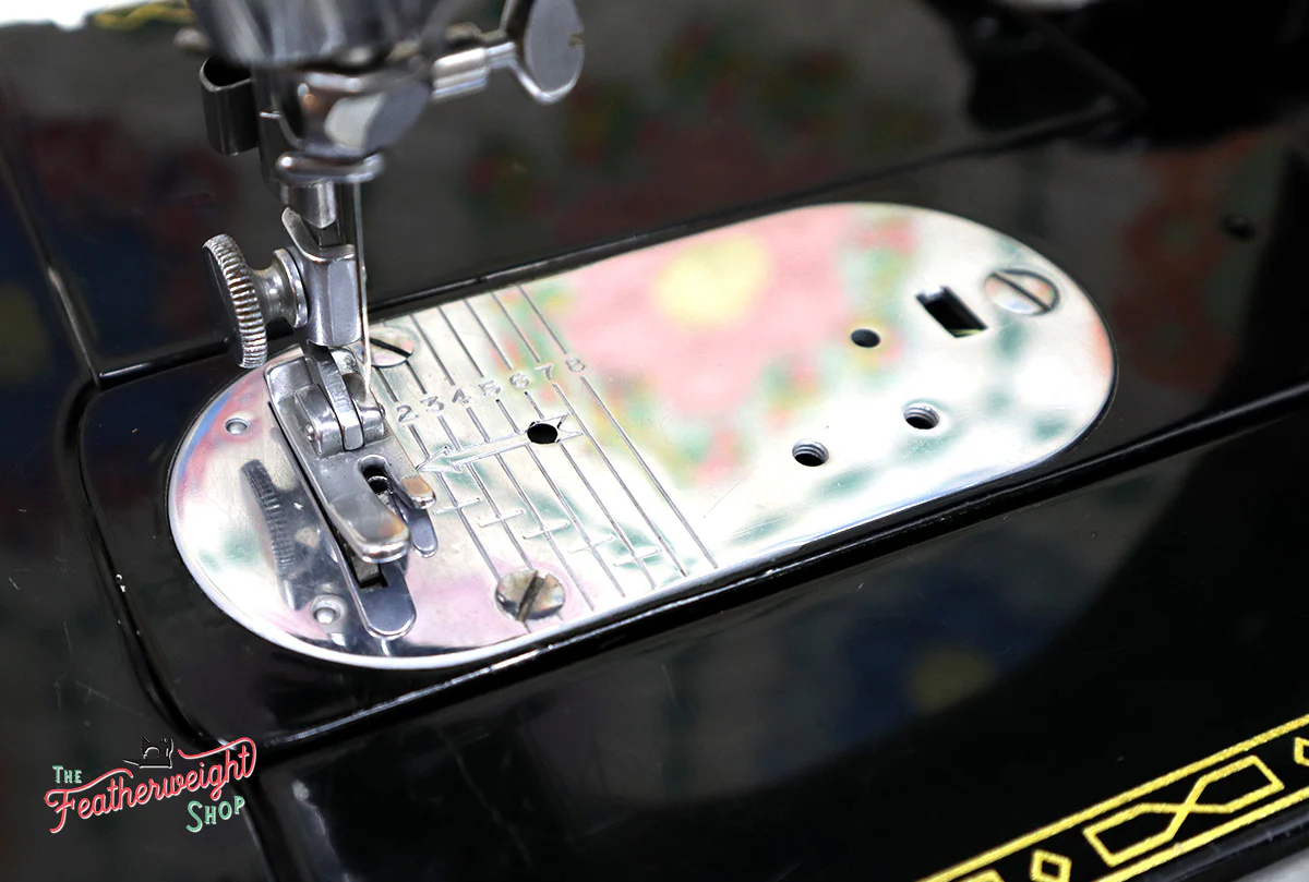 Singer Featherweight 222K Sewing Machine EN136*** - Image 14