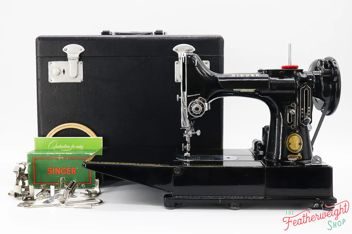 Singer Featherweight 222K Sewing Machine EN1374**