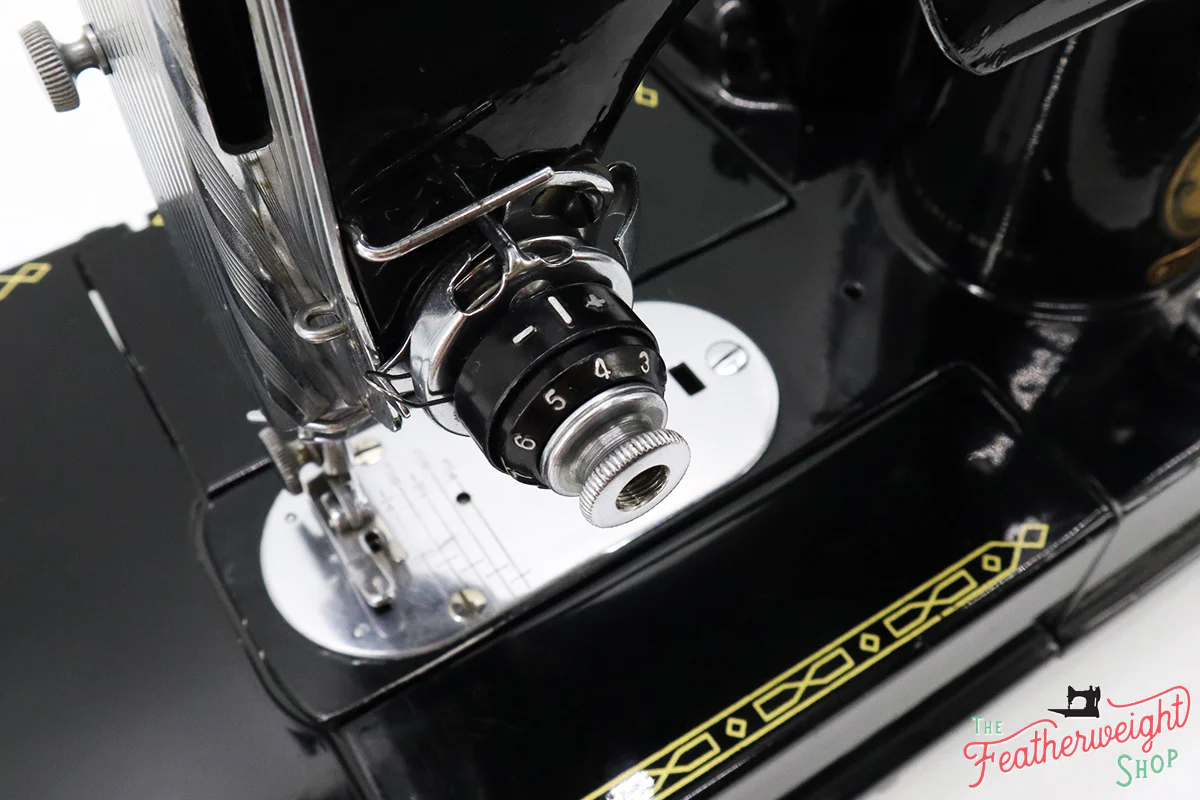 Singer Featherweight 222K Sewing Machine EN1374** - Image 17