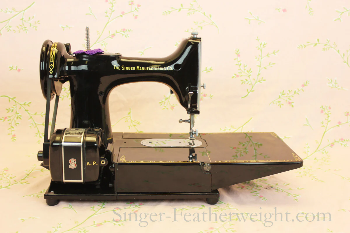 Singer Featherweight 222K Sewing Machine - Image 10