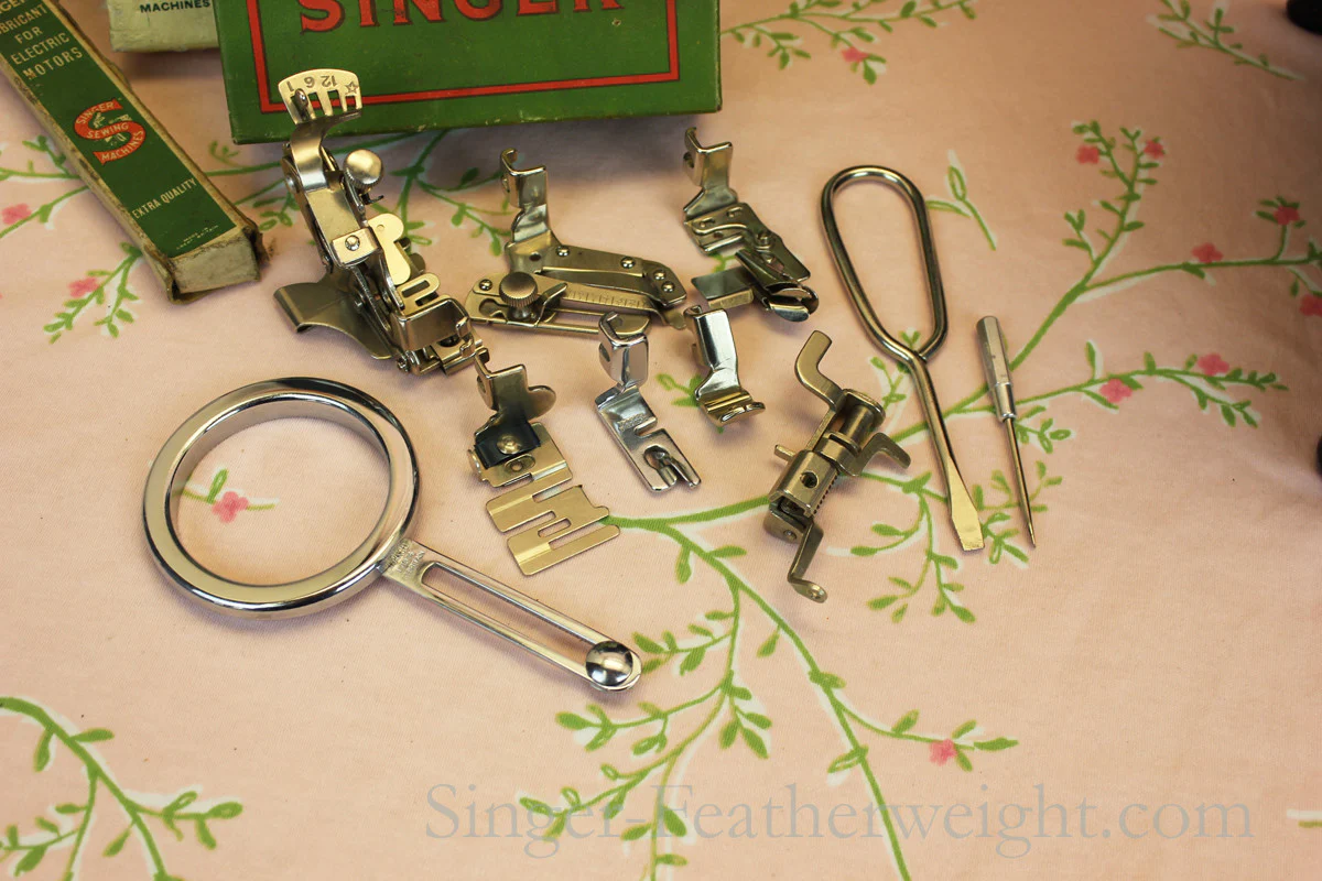 Singer Featherweight 222K Sewing Machine - Image 2