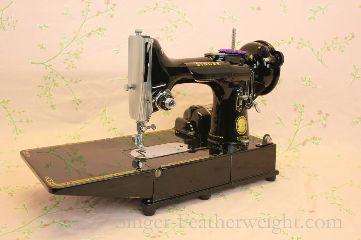 Singer Featherweight 222K Sewing Machine - Image 4