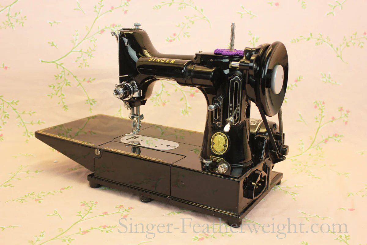 Singer Featherweight 222K Sewing Machine - Image 8