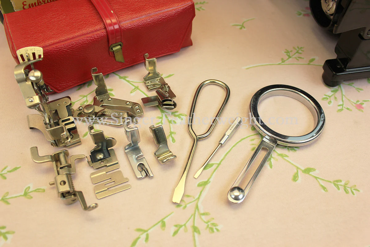 Singer Featherweight 222K Sewing Machine, "Red S" ER900*** - Image 17