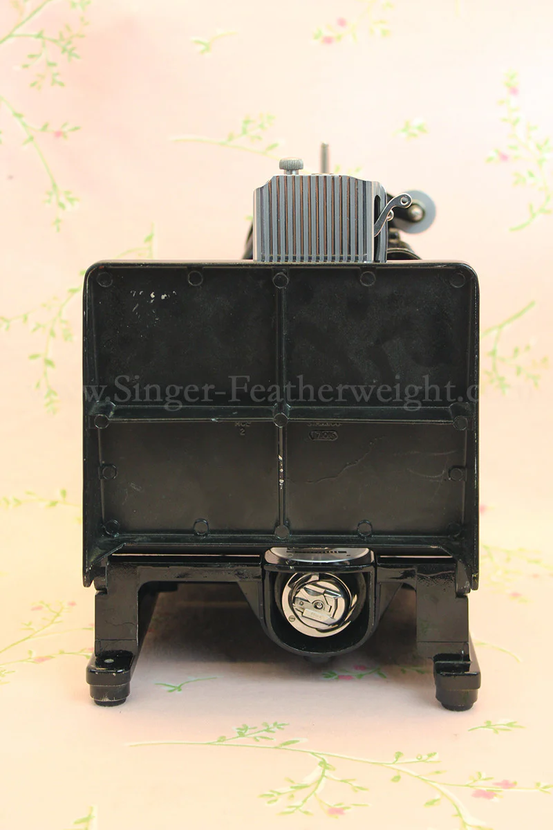 Singer Featherweight 222K Sewing Machine, "Red S" ER900*** - Image 5