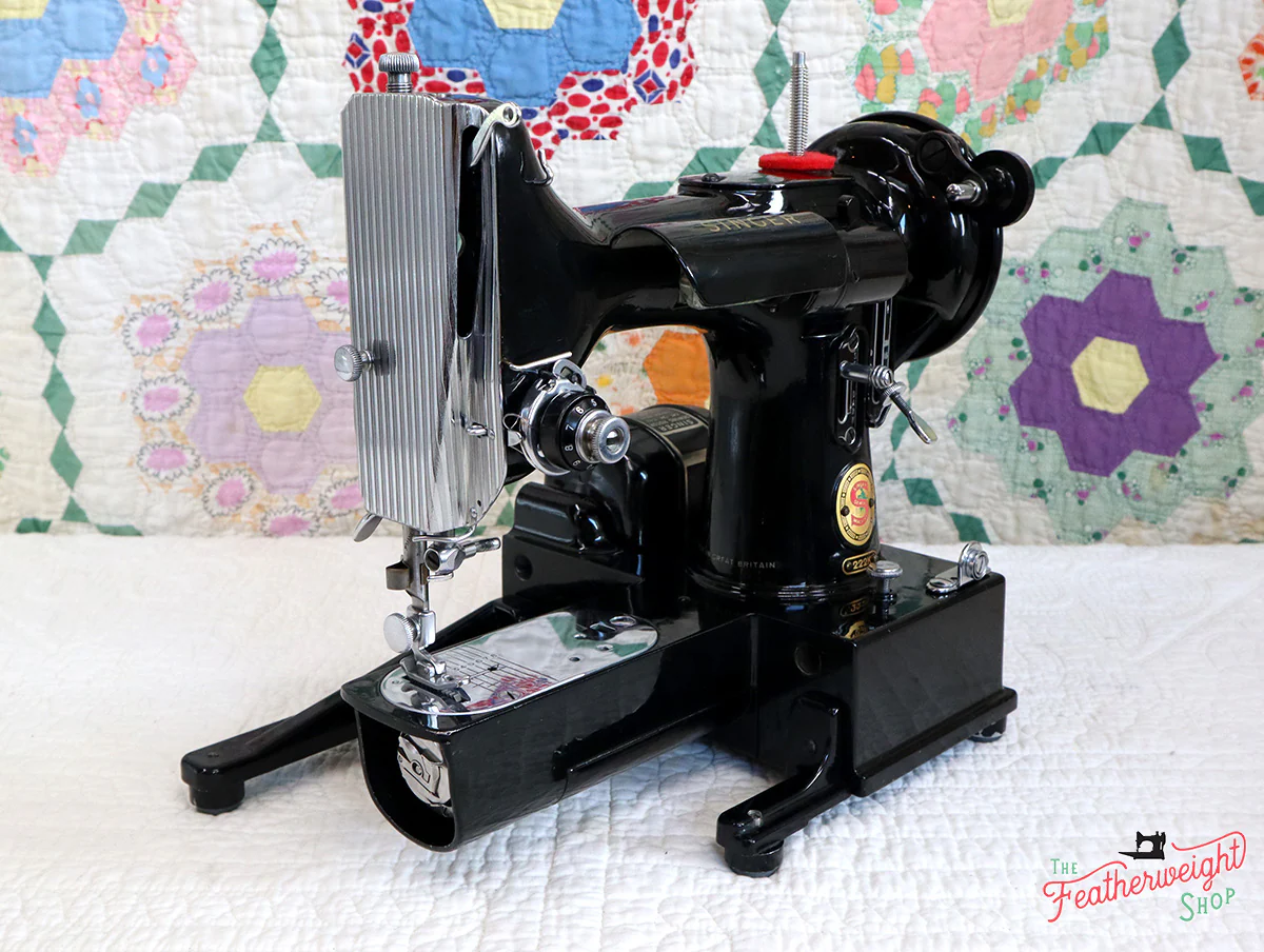 Singer Featherweight 222K Sewing Machine, RED "S" EP759*** - Image 2