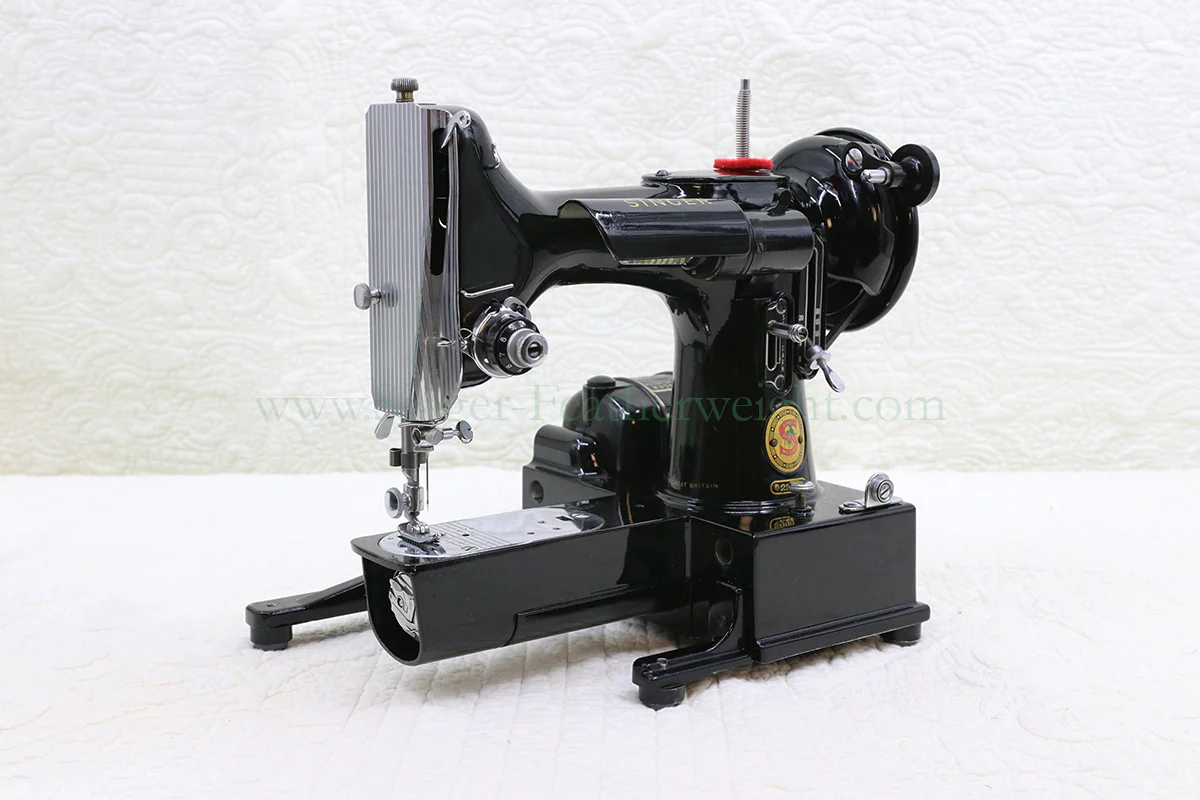 Singer Featherweight 222K Sewing Machine, RED "S" ER0232** - Image 2