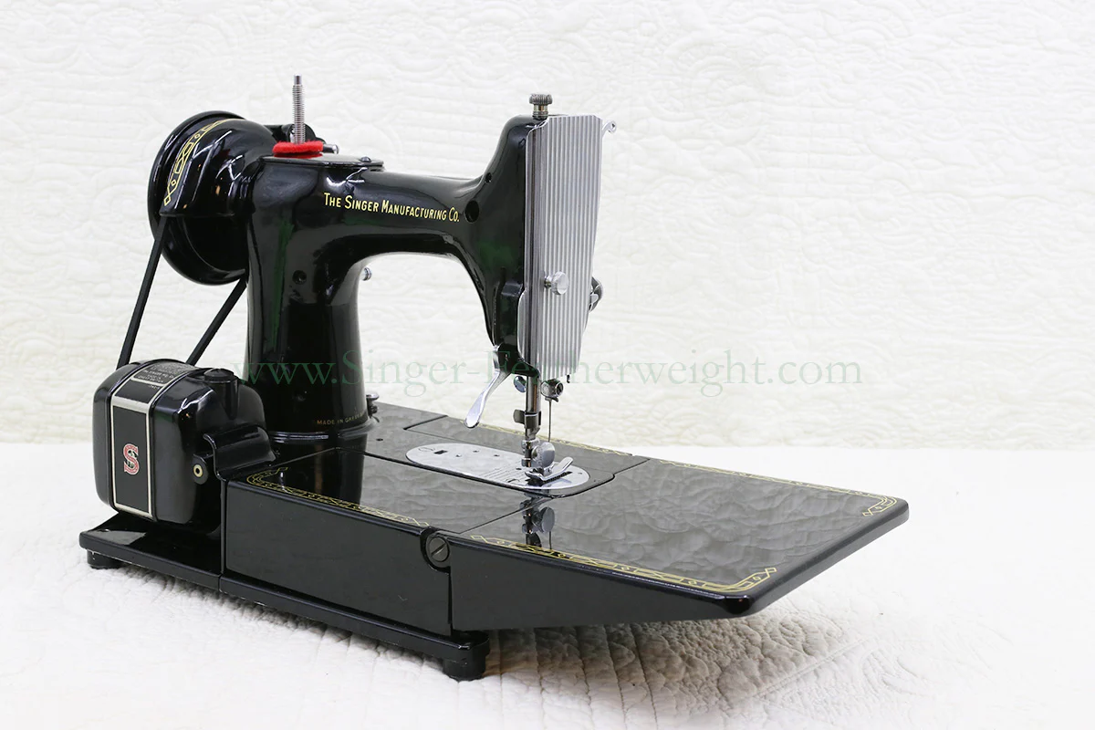 Singer Featherweight 222K Sewing Machine, RED "S" ER0232** - Image 7