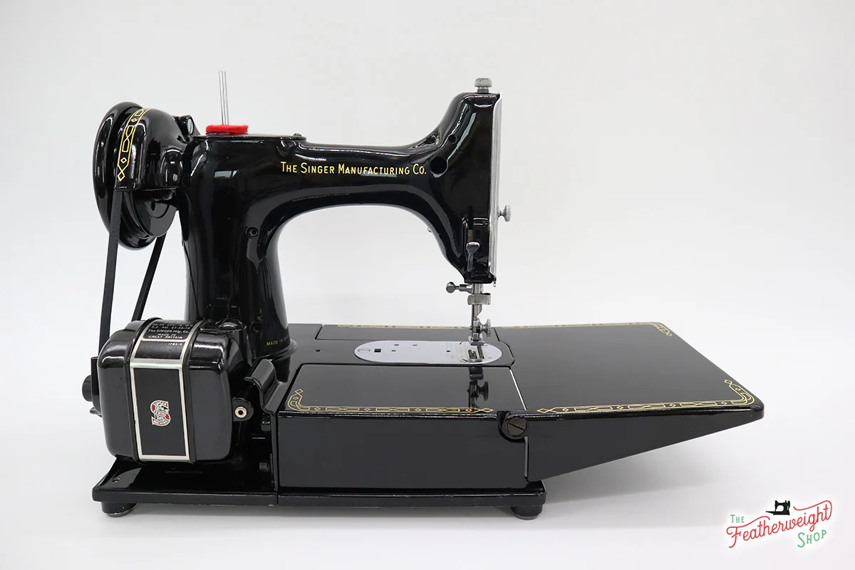 Singer Featherweight 222K Sewing Machine, RED "S" ER0234** - Image 7