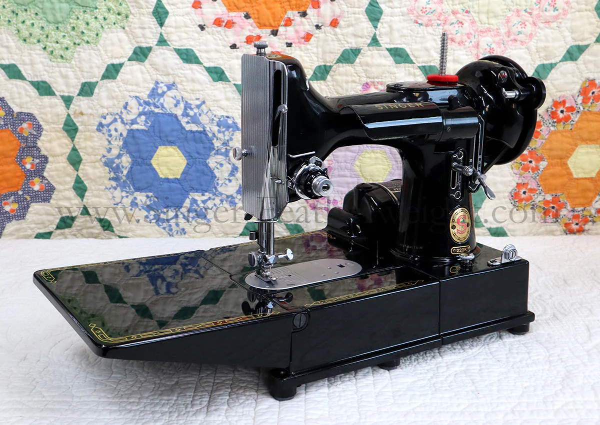 Singer Featherweight 222K Sewing Machine, RED "S" ER901*** - Image 4