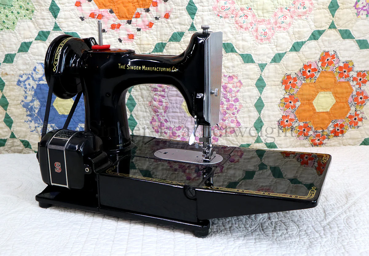 Singer Featherweight 222K Sewing Machine, RED "S" ER901*** - Image 7