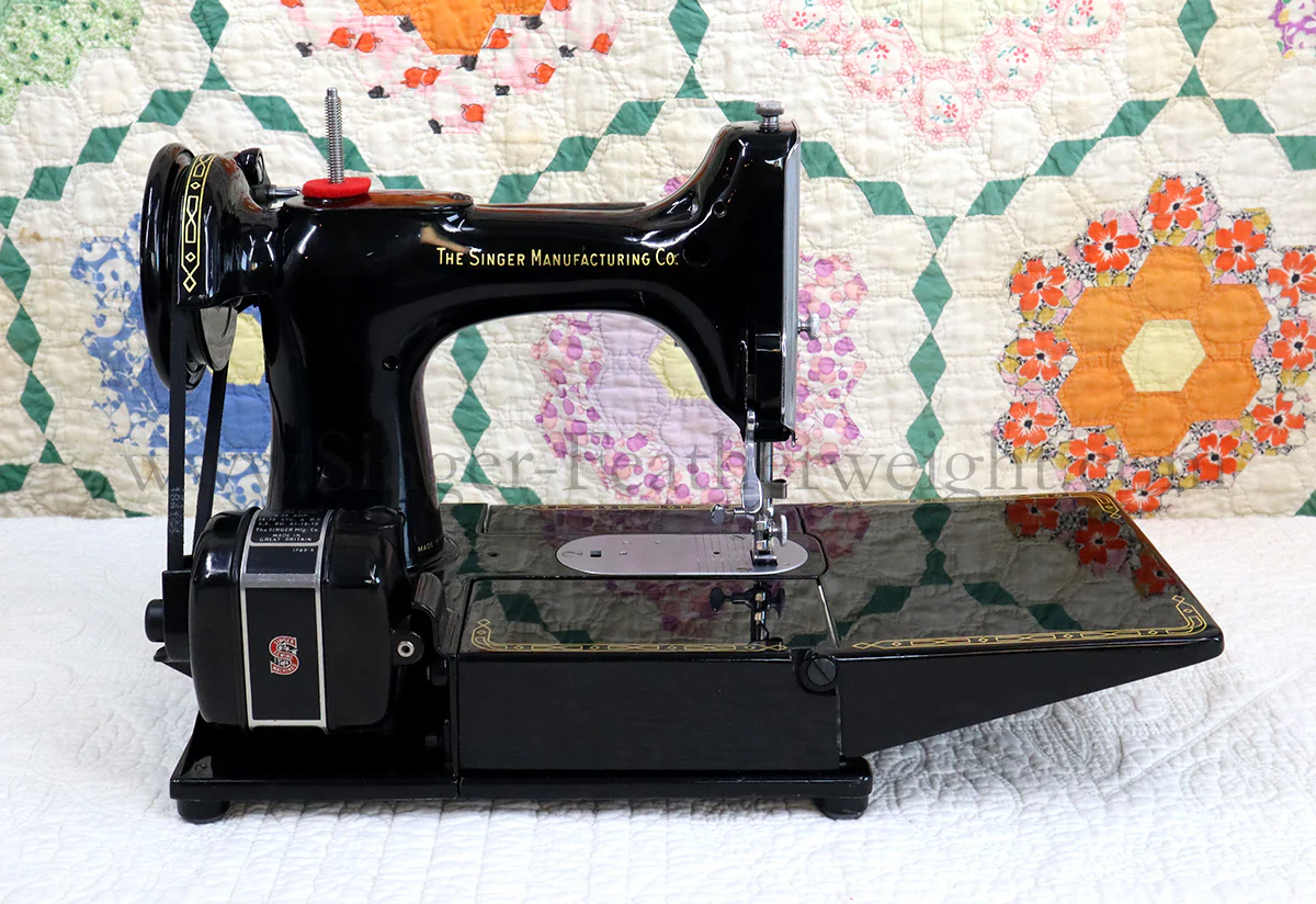 Singer Featherweight 222K Sewing Machine, RED "S" ER901*** - Image 8