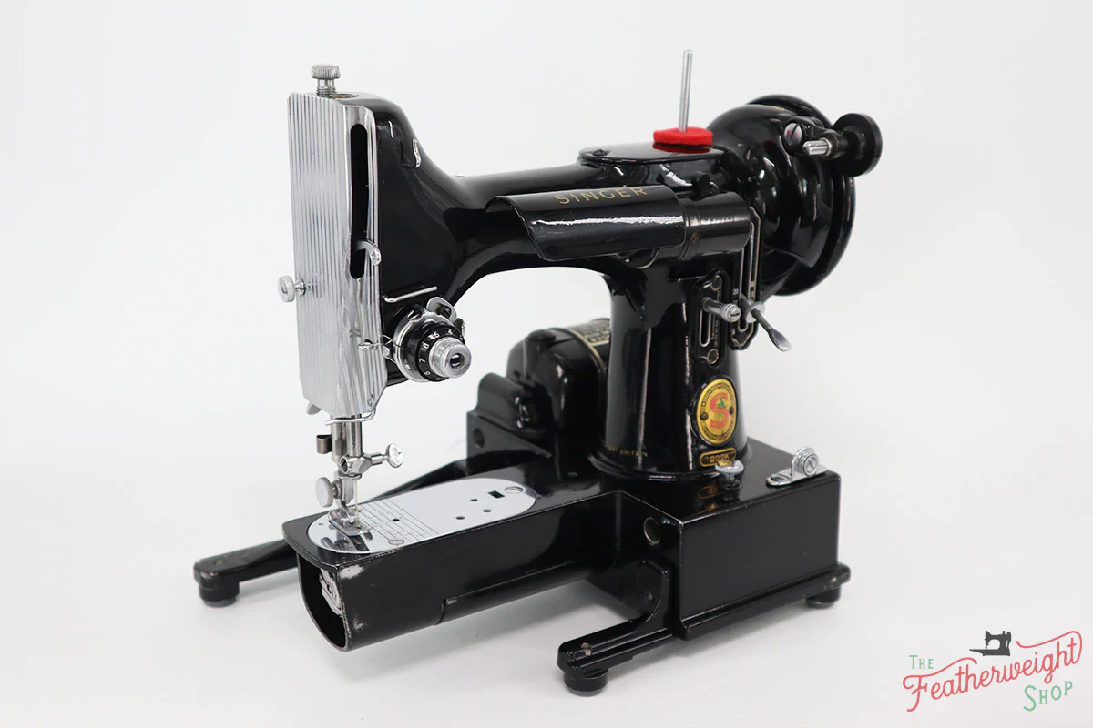 Singer Featherweight 222K Sewing Machine, RED "S" ER9016** - Image 3