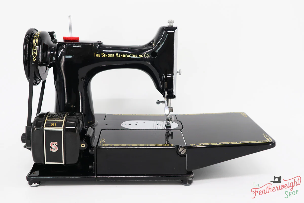 Singer Featherweight 222K Sewing Machine, RED "S" ER9016** - Image 5