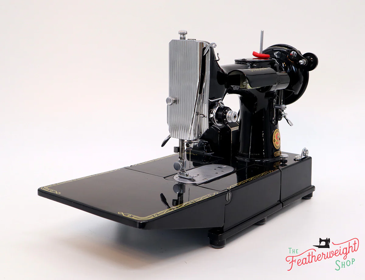 Singer Featherweight 222K Sewing Machine, RED "S" ES167*** - Image 4