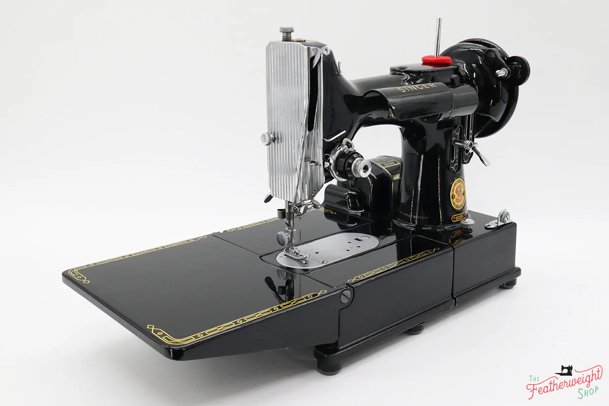 Singer Featherweight 222K Sewing Machine, RED "S" ES357*** - Image 4