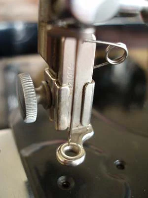 Singer Featherweight Embroidery & Darning Foot (Vintage Original) - Image 2