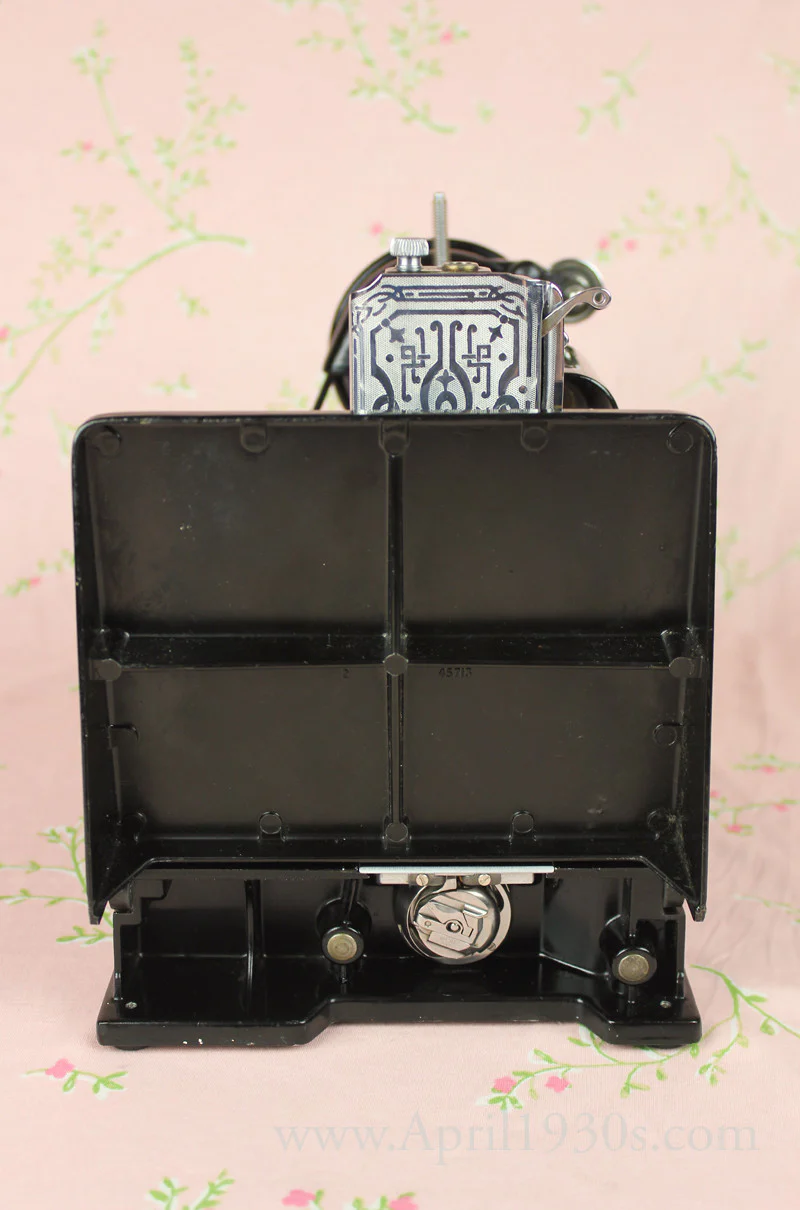 Singer Featherweight 221 Sewing Machine, French Centennial EG964*** - Image 4