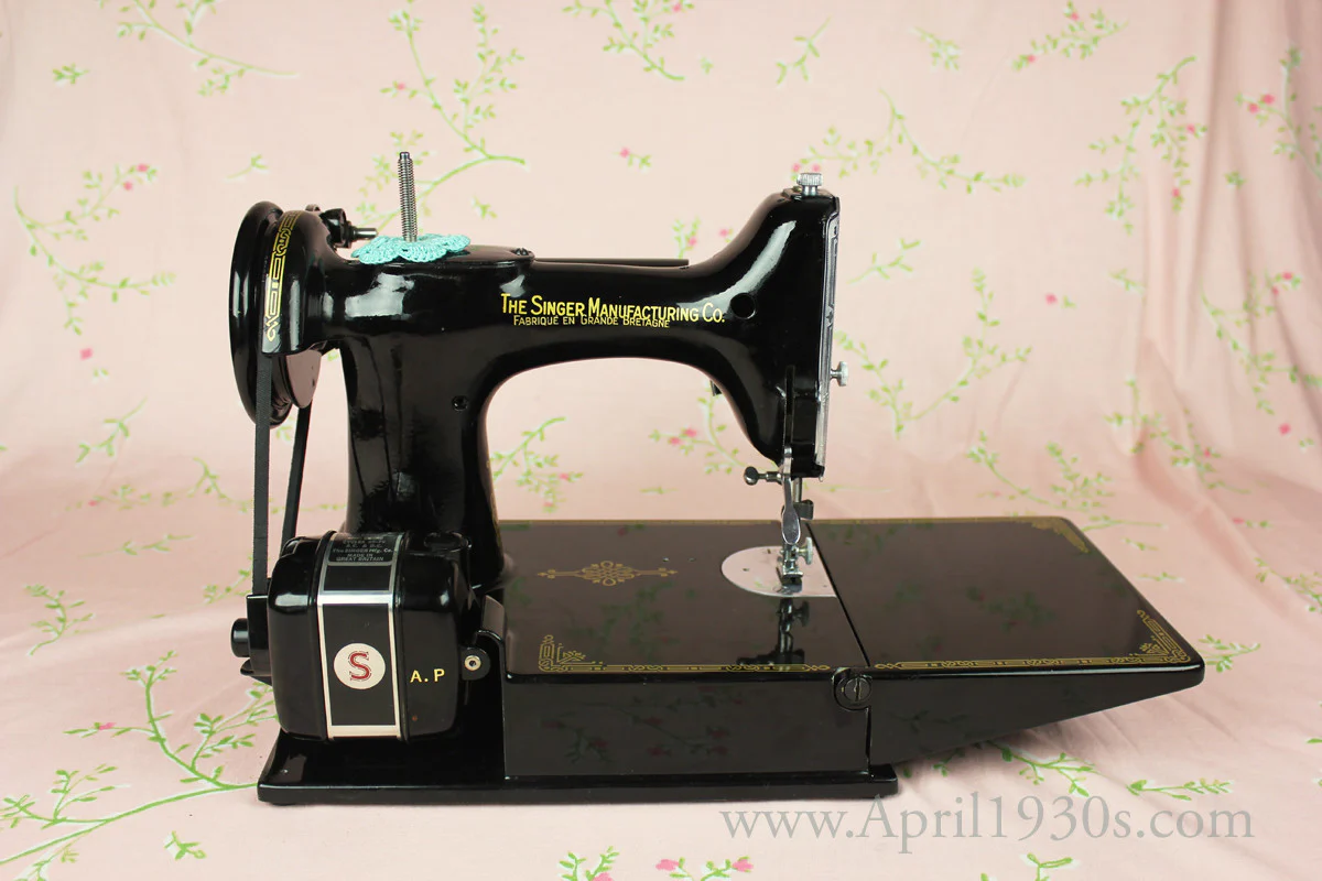 Singer Featherweight 221 Sewing Machine, French Centennial EG964*** - Image 6