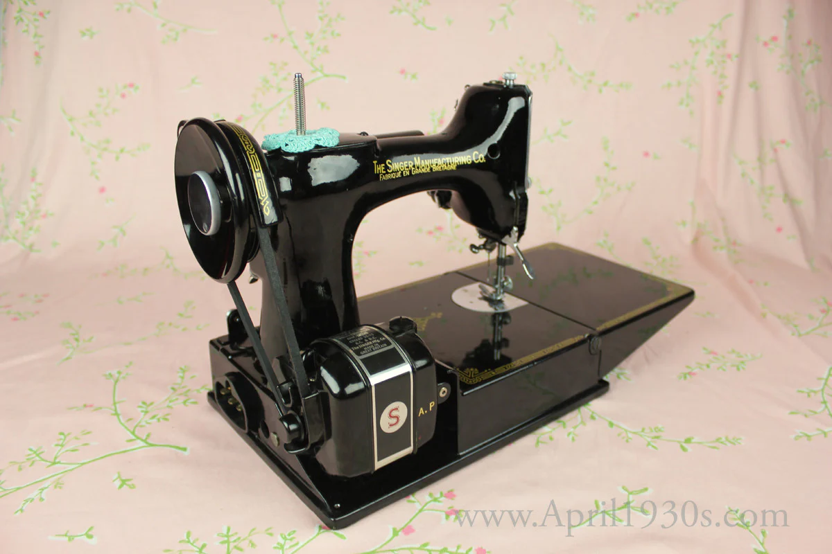 Singer Featherweight 221 Sewing Machine, French Centennial EG964*** - Image 7