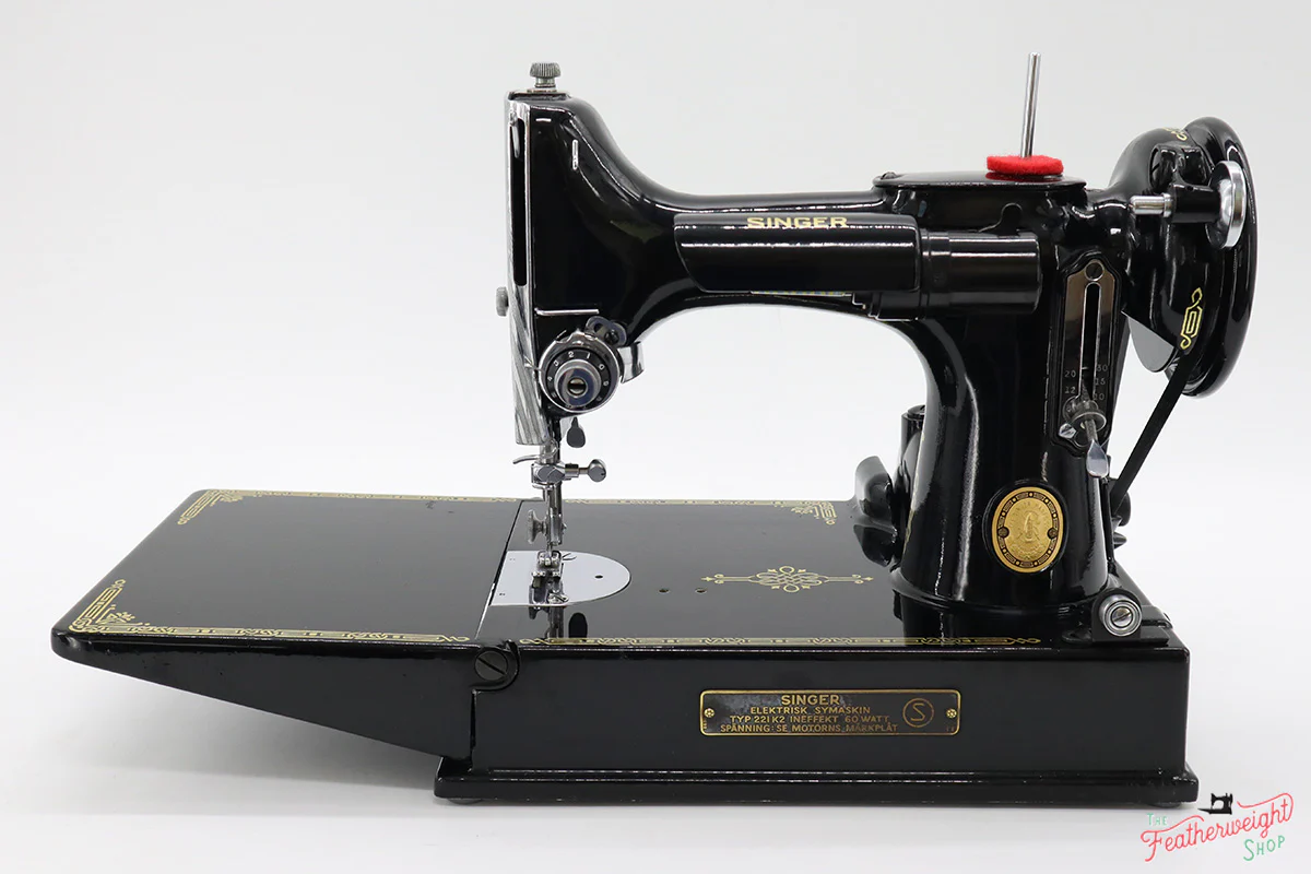 Singer Featherweight Swedish 221K Sewing Machine, EG704*** - Image 3