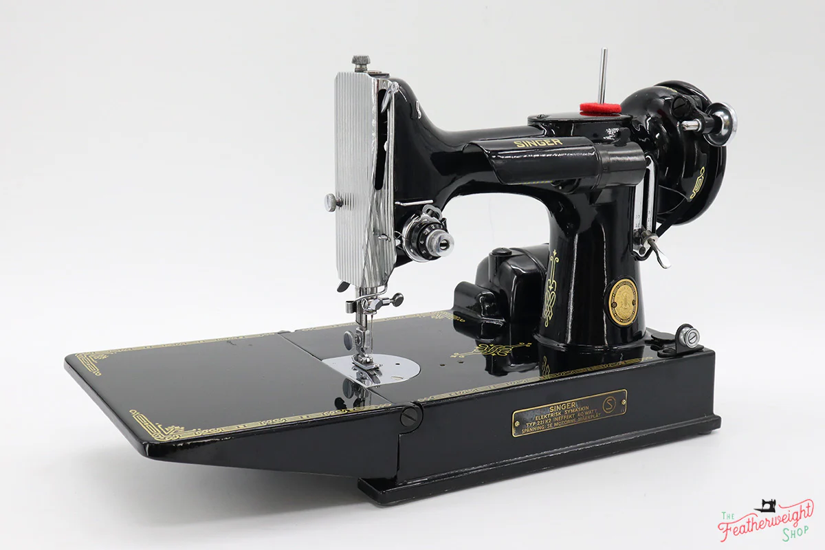 Singer Featherweight Swedish 221K Sewing Machine, EG704*** - Image 4