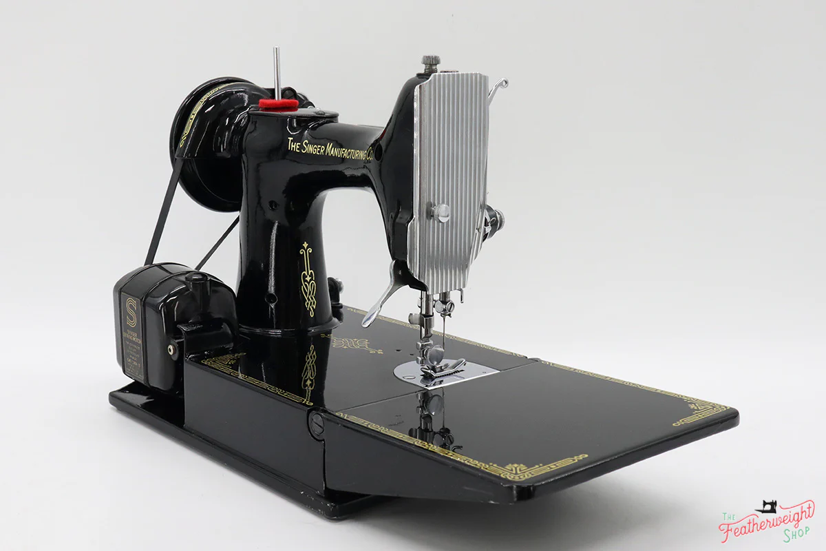 Singer Featherweight Swedish 221K Sewing Machine, EG704*** - Image 6