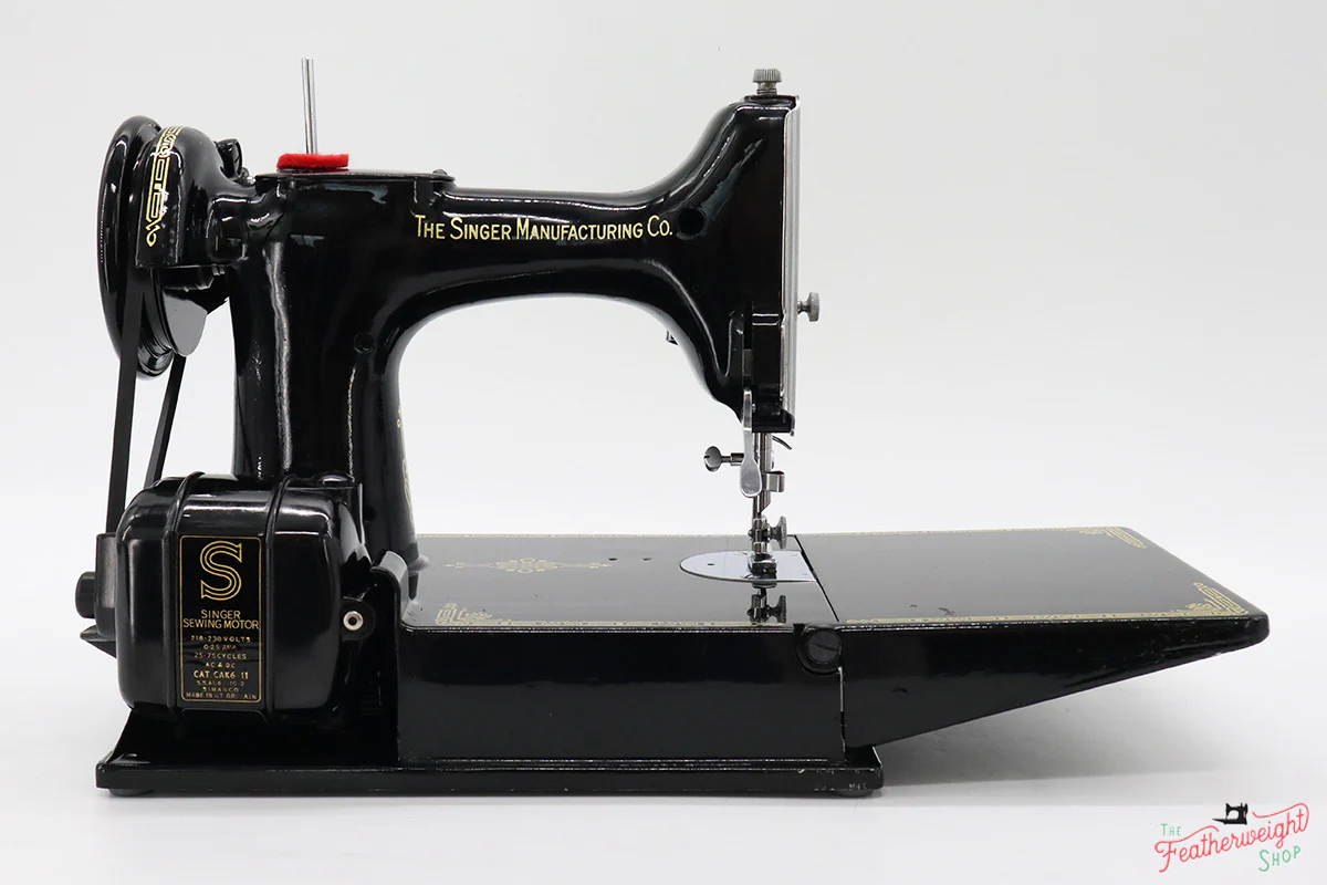Singer Featherweight Swedish 221K Sewing Machine, EG704*** - Image 7