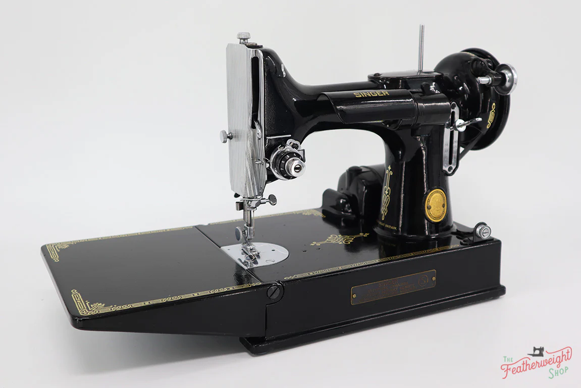 Singer Featherweight 221K Sewing Machine, EH142*** - Image 4