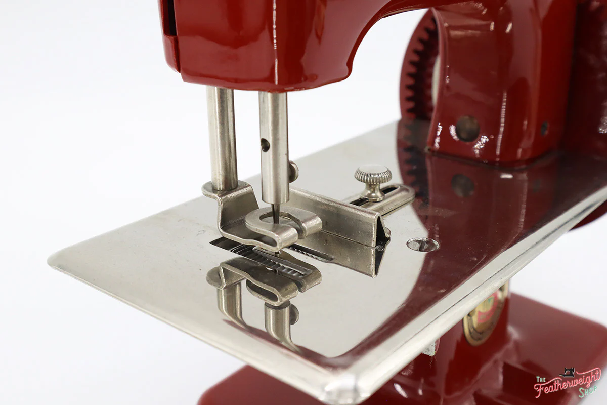 Singer Sewhandy Model 20, Red 'S' - Fully Restored in Fire Brick Red - Image 10