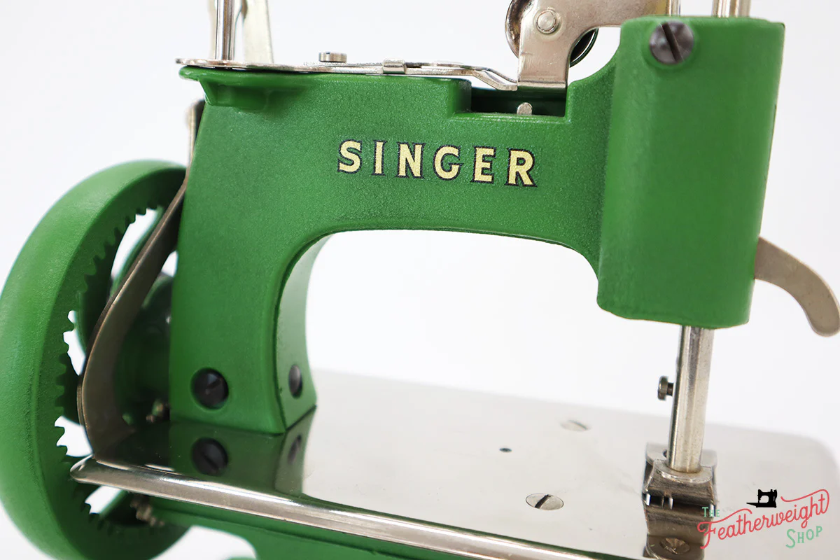 Singer Sewhandy Model 20 - Fully Restored in 'Peter Pan Green' - Image 12