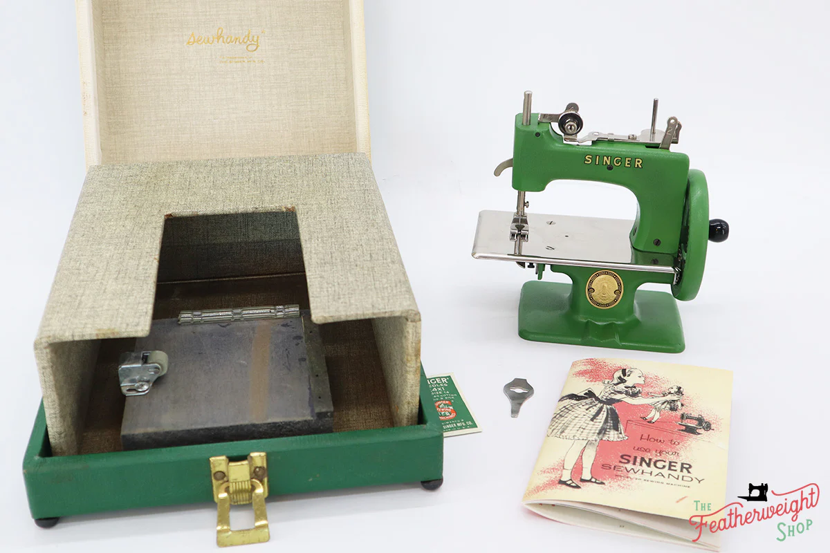 Singer Sewhandy Model 20 - Fully Restored in 'Peter Pan Green' - Image 9