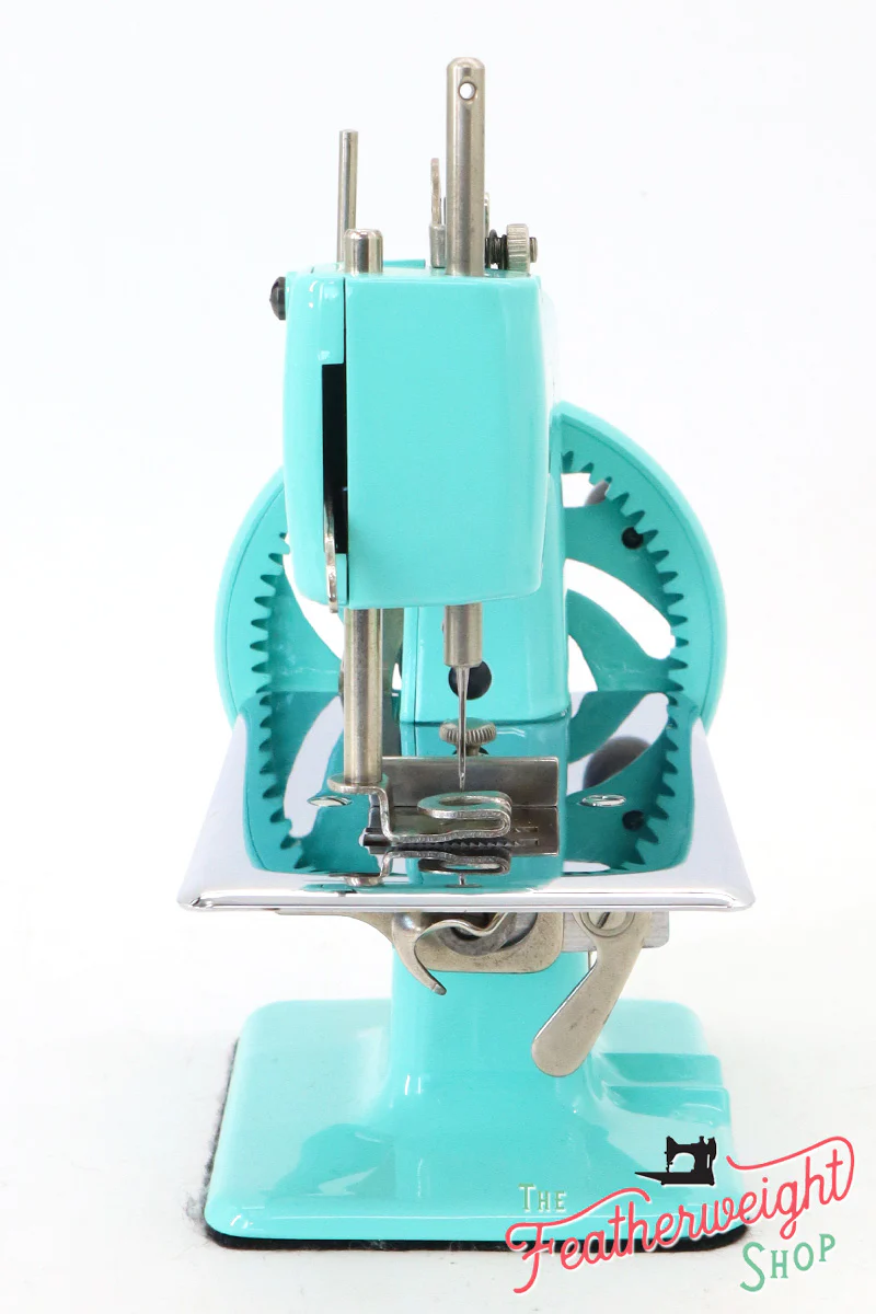 Singer Sewhandy Model 20 - Fully Restored in Tiffany Blue - May 2024, Faire - Image 4