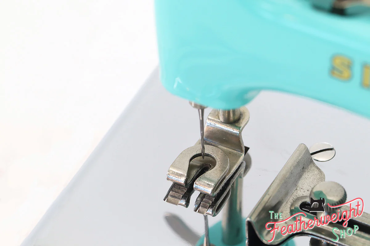 Singer Sewhandy Model 20 - Fully Restored in Tiffany Blue - May 2024, Faire - Image 9