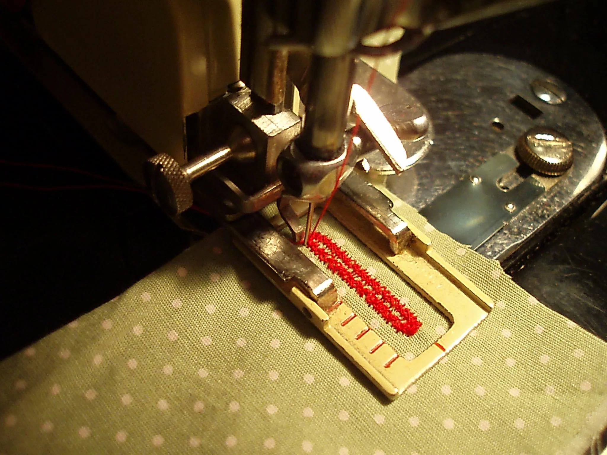UK Cream Buttonholer Attachment, Vintage Singer - Image 2